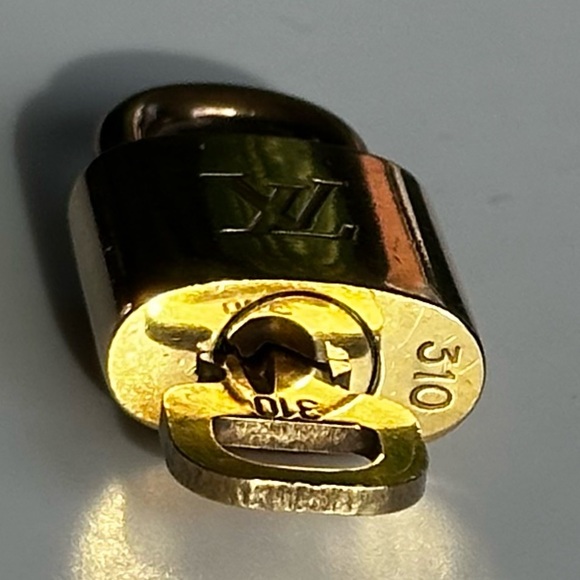 Louis Vuitton lock and key #310 Golden LV LOCK & KEY - Picture 2 of 7